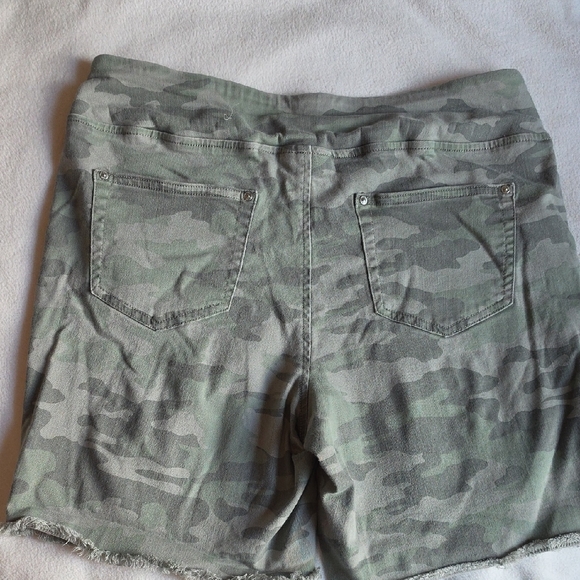 Belle by Kim Gravel Green Camo Frayed-Hem Bermuda Shorts - Picture 2 of 4